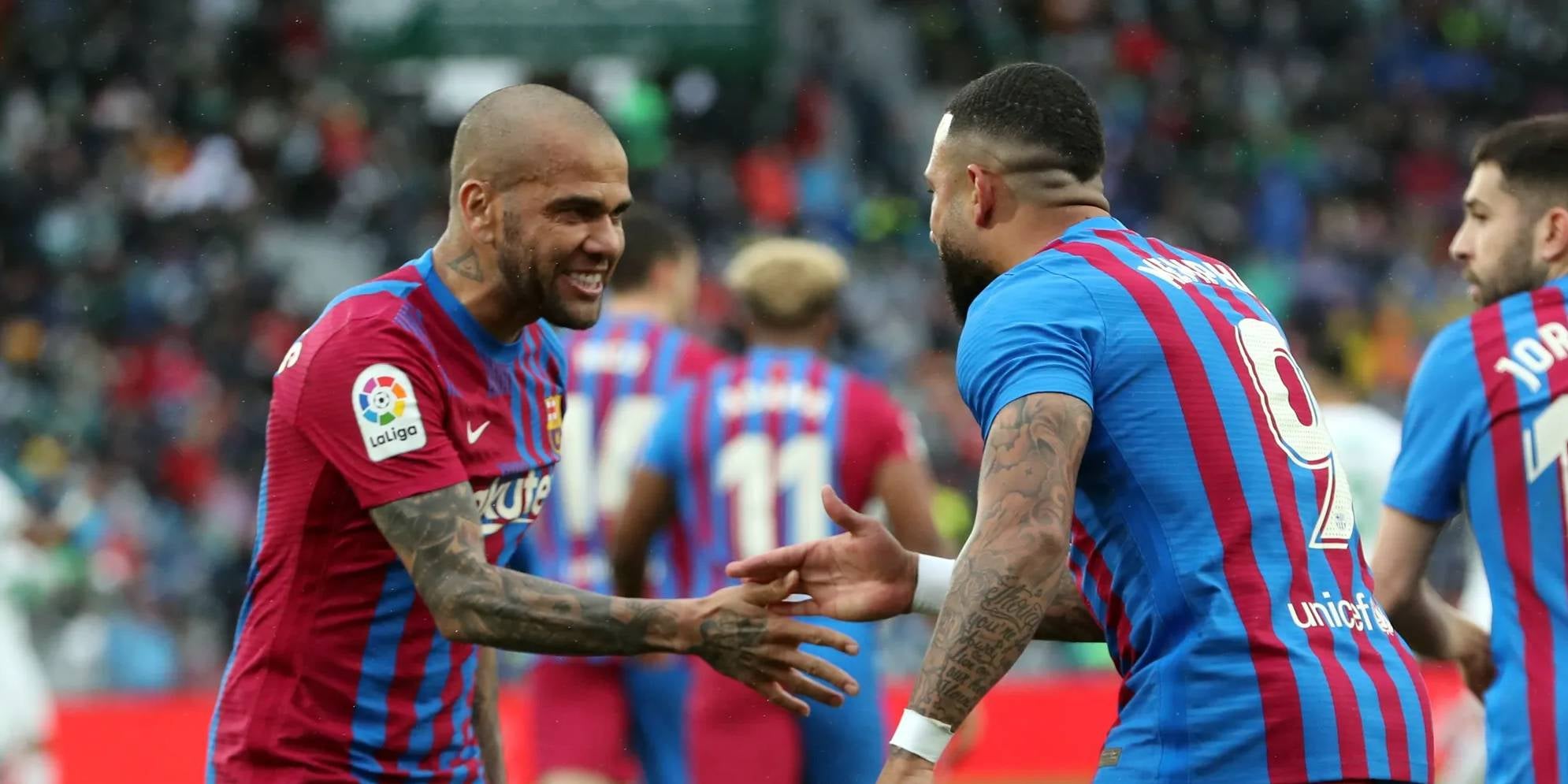 Dani Alves i Memphis Depay celebren un gol | FC Barcelona