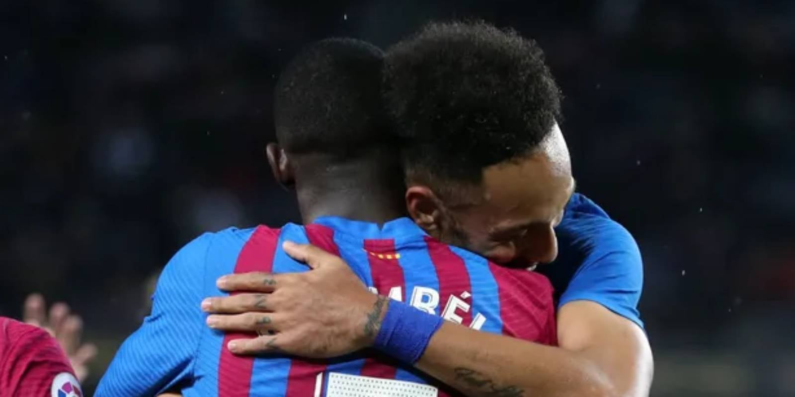 Pierre-Emerick Aubameyang abraza a Ousmane Dembélé en el pasado Barça-Osasuna | Europa Press