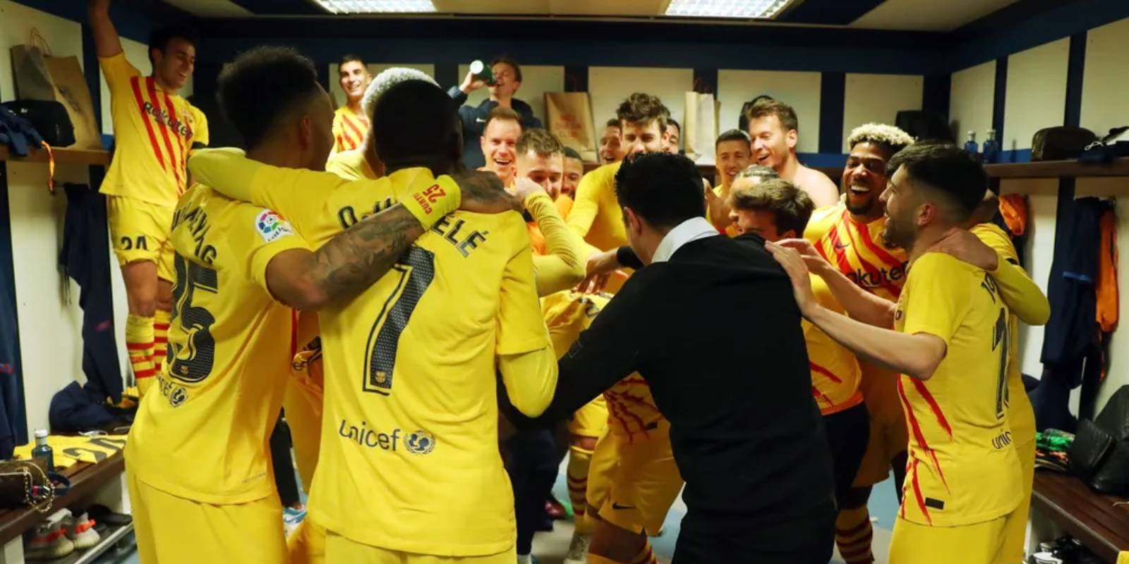 Xavi Hernández celebra la victòria al Bernabéu amb els seus jugadors | FC Barcelona