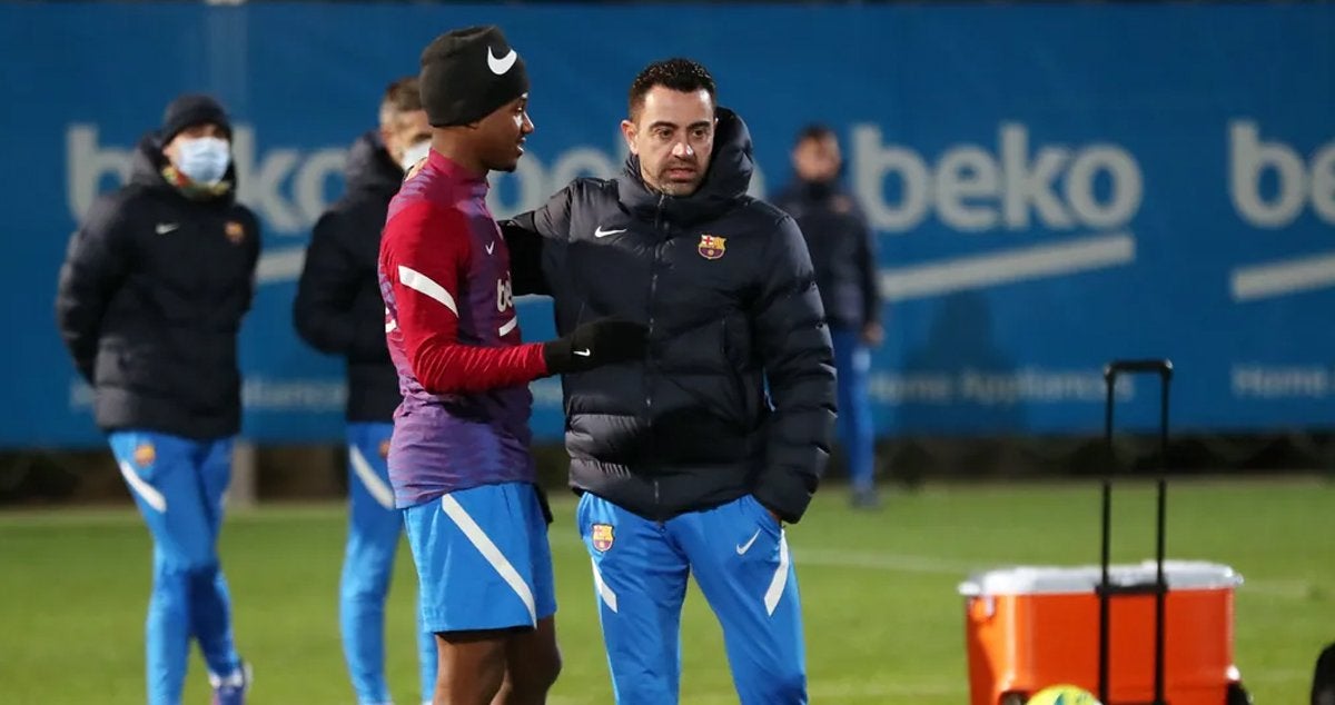 Xavi Hernández amb Ansu Fati, durant un entrenament | FC Barcelona