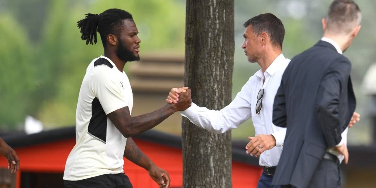 Franck Kessié se saluda amb Paolo Maldini | AC Milan