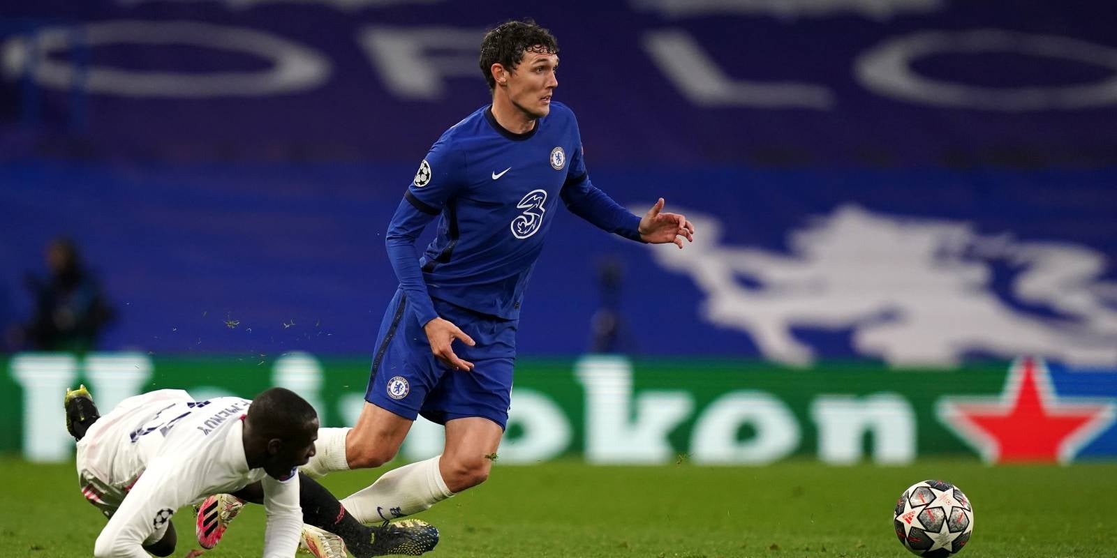 Andreas Christensen, futbolista del Chelsea, condueix la pilota davant Ferland Mendy, jugador del Madrid | Europa Press