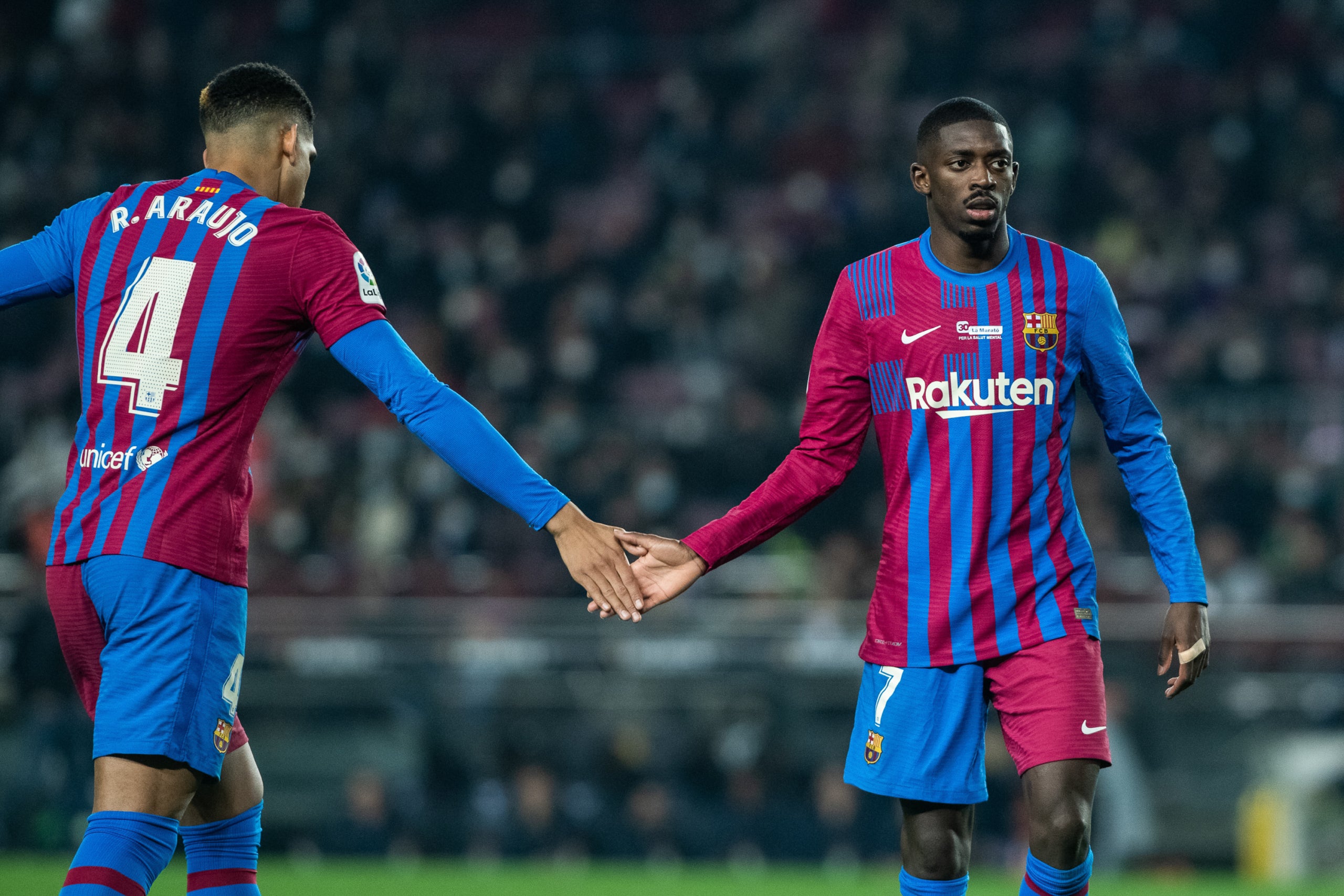 Araujo i Dembélé, durant un partit | Europa Press