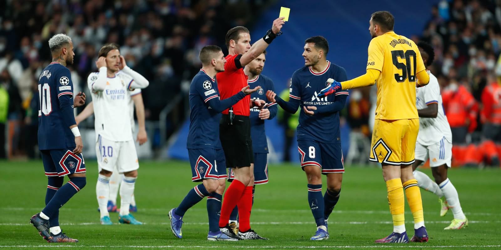 Jugadores del PSG reclaman falta de Benzema al árbitro | Europa Press