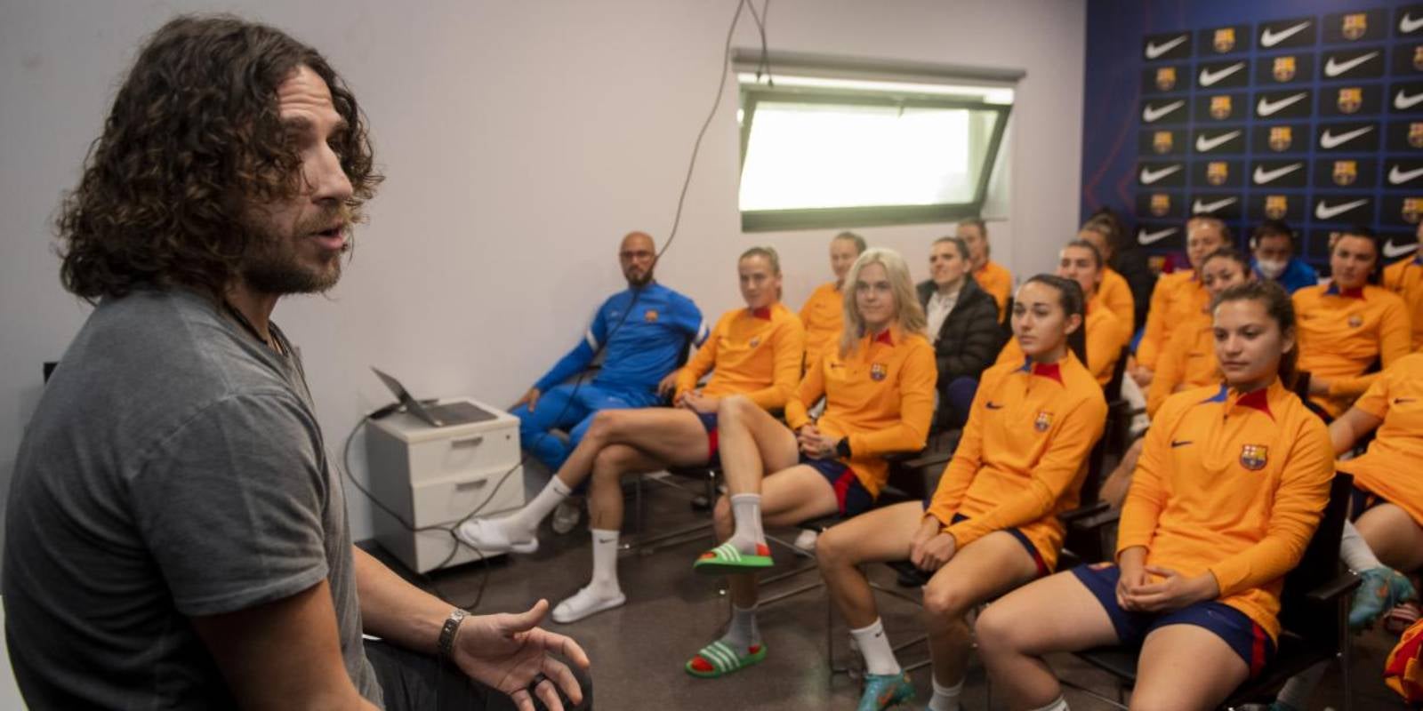 Carles Puyol fa un discurs a les jugadores del Barça femení | @FCBFemeni