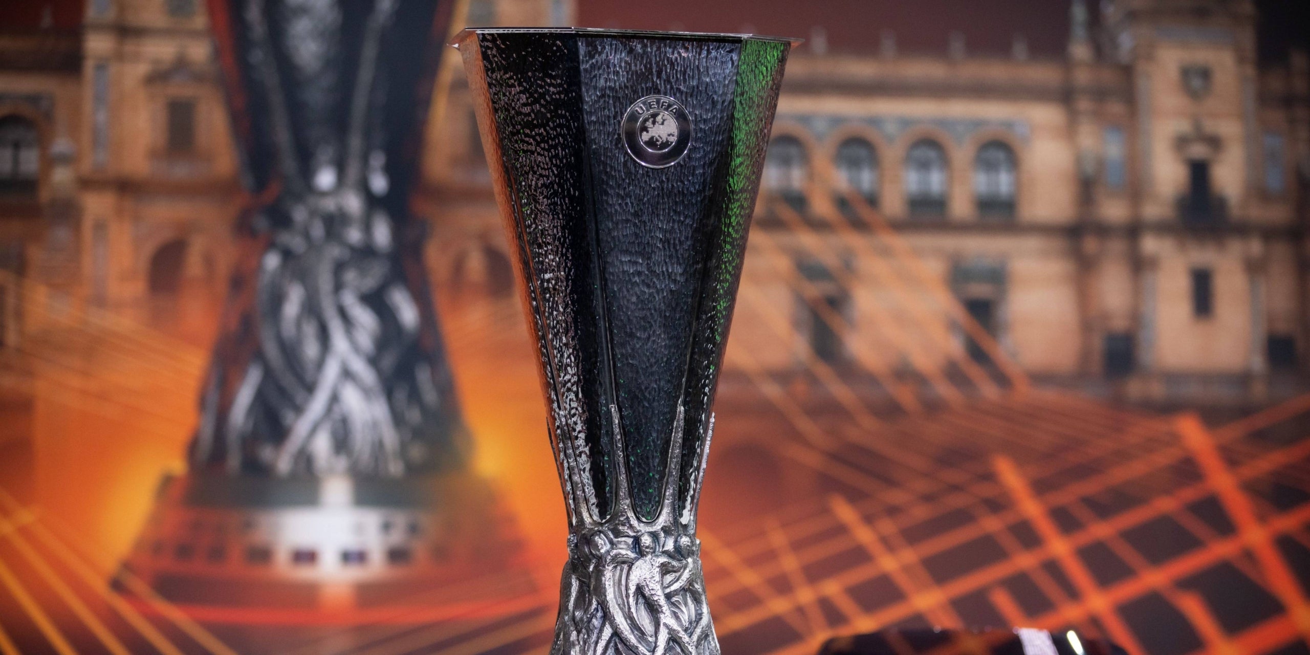 El trofeu de l'Europa League, durant el sorteig | UEFA
