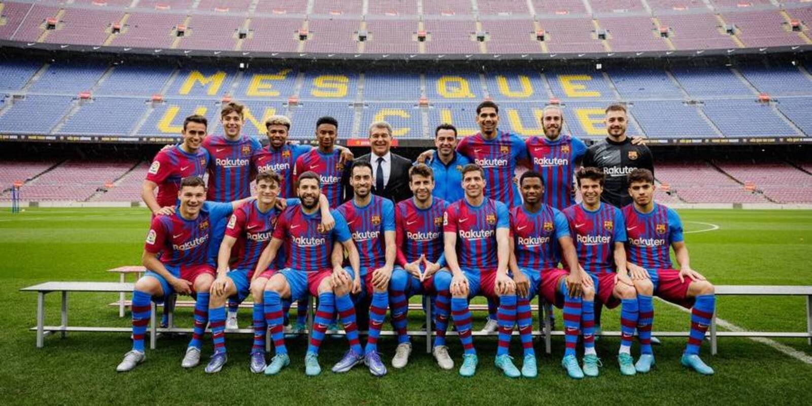Imatge dels jugadors de La Masia amb Xavi Hernández i Joan Laporta | FC Barcelona