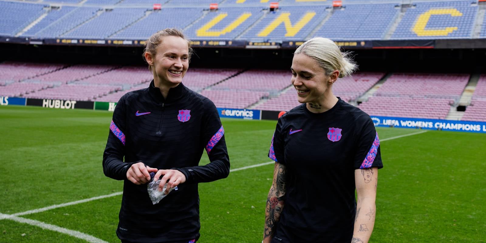 Graham Hansen y Mapi León, jugadoras del Barça femenino, en la hierba del Camp Nou | @FCBfemeni