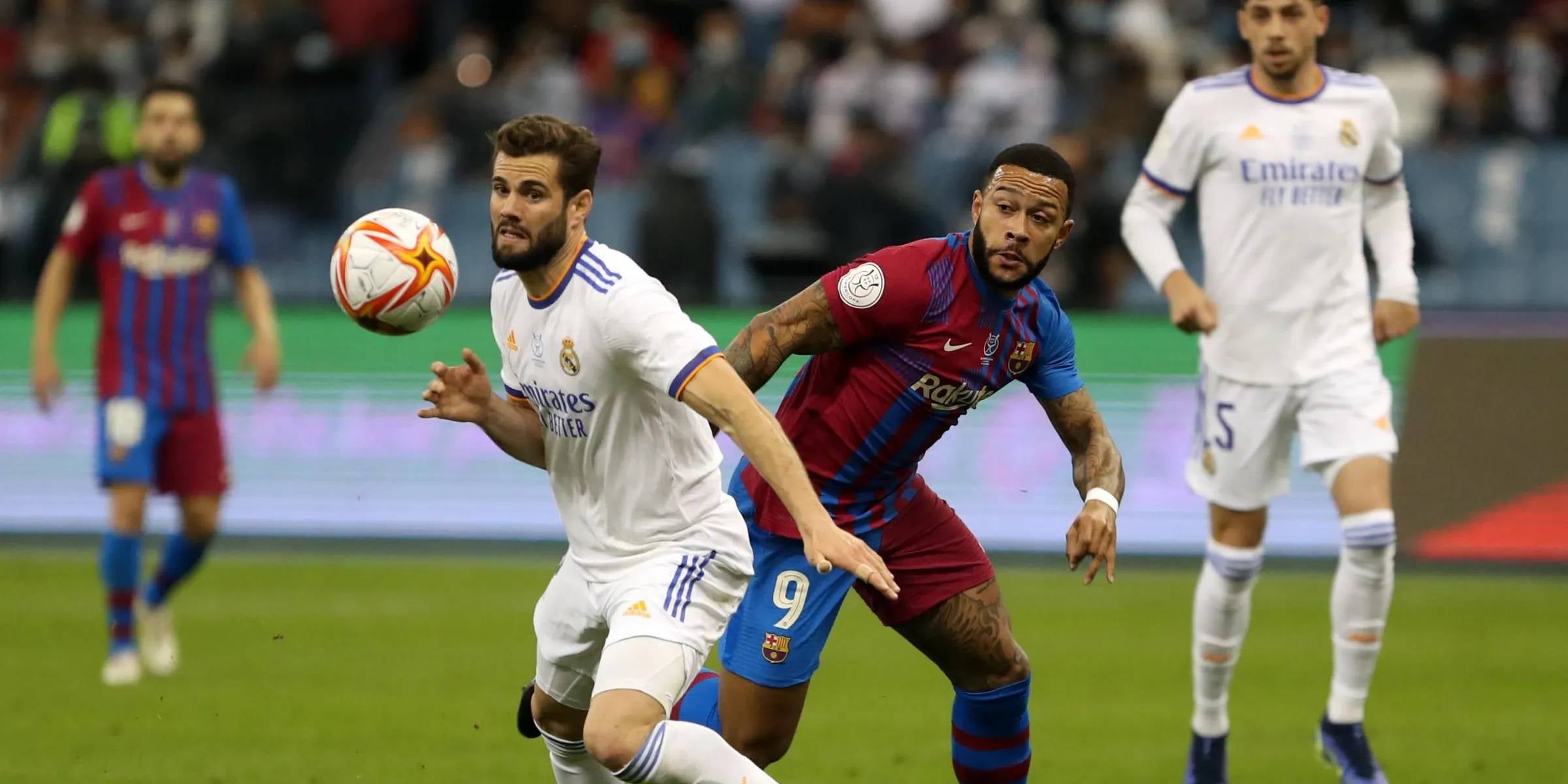 Nacho i Memphis disputen una pilota durant el darrer clàssic | FC Barcelona