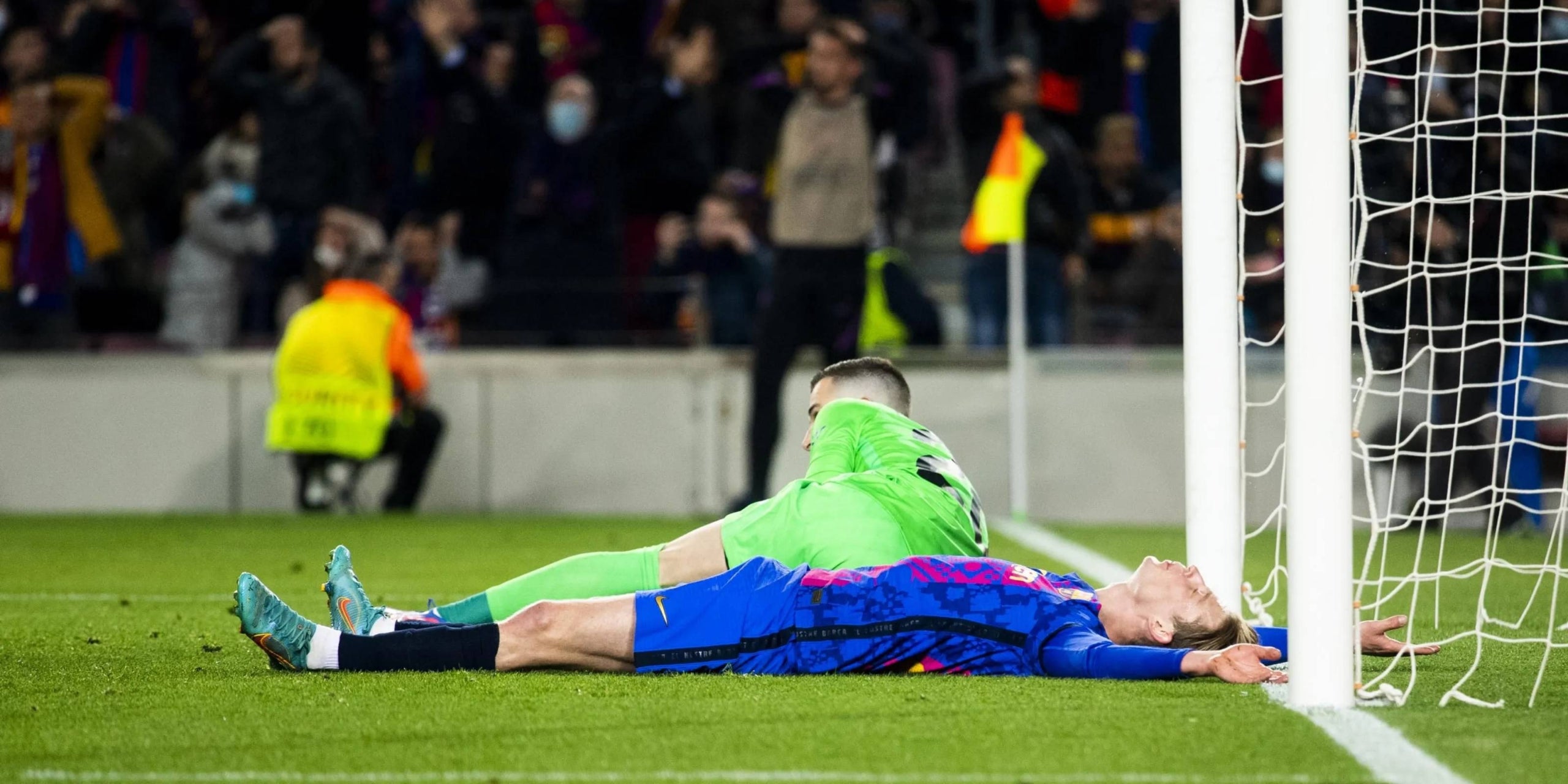 Iñaki Peña i Frenkie de Jong, durant el Barça-Galatasaray | FC Barcelona
