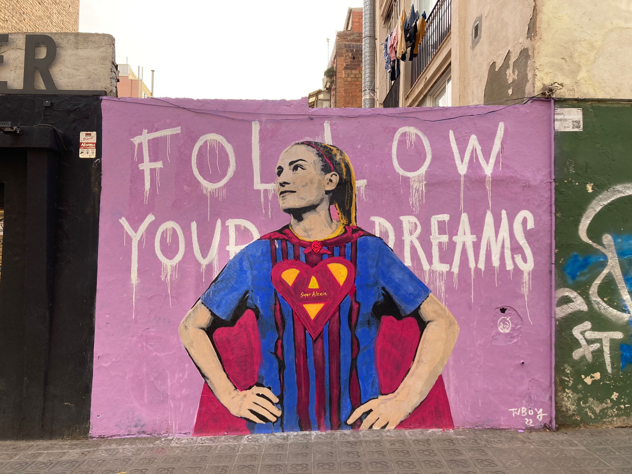 Un mural de Alèxia, en la Vila de Gràcia | Tot Barcelona