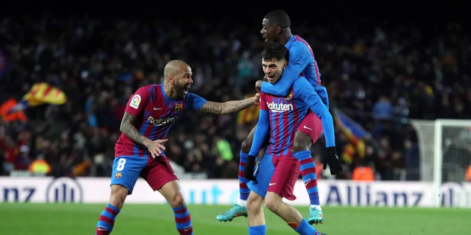 Els blaugranes Dani Alves, Ousmane Dembélé i Pedri González celebren el gol de l'últim | FC Barcelona