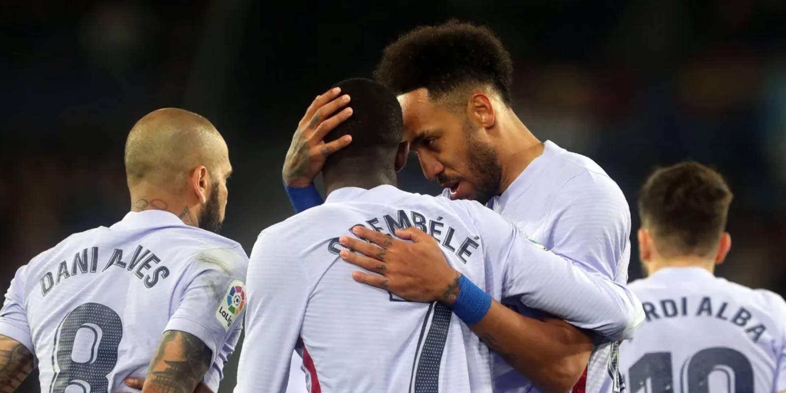 Pierre-Emerick Aubameyang, jugador del Barça, abraça el seu company Ousmane Dembélé després de marcar gol contra el Llevant gràcies a una assistència del mateix | Europa Press