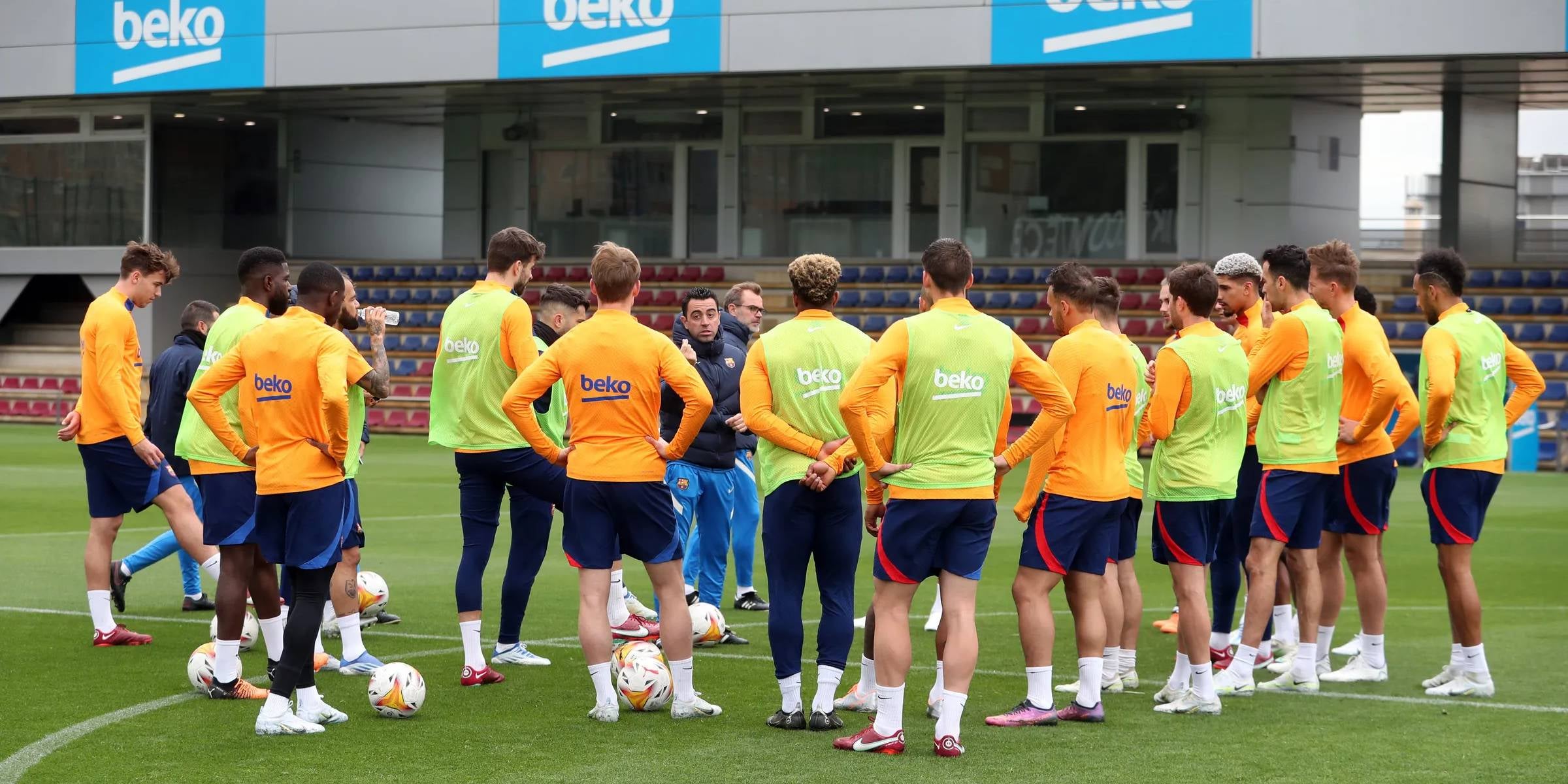 Els juagdors del Barça escolten a Xavi durant un entrenament | FC Barcelona