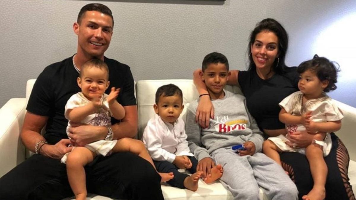 Cristiano Ronaldo y Georgina Rodríguez, con cuatro de sus hijos | @cristiano