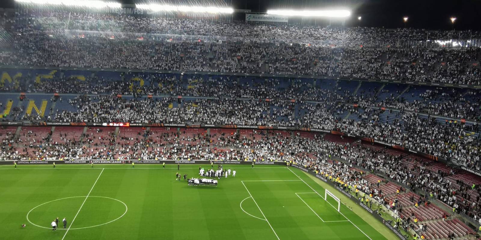 El Camp Nou, instants després del final del matx entre el Barça i el Frankfurt | El Món