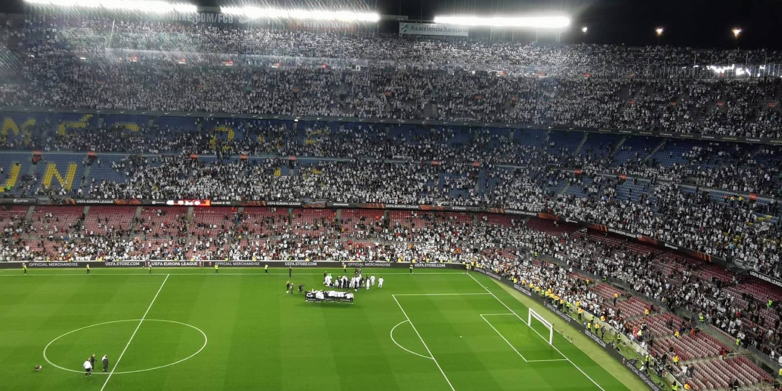 El Camp Nou, instantes después del final del partido entre el Barça y el Frankfurt | El Món