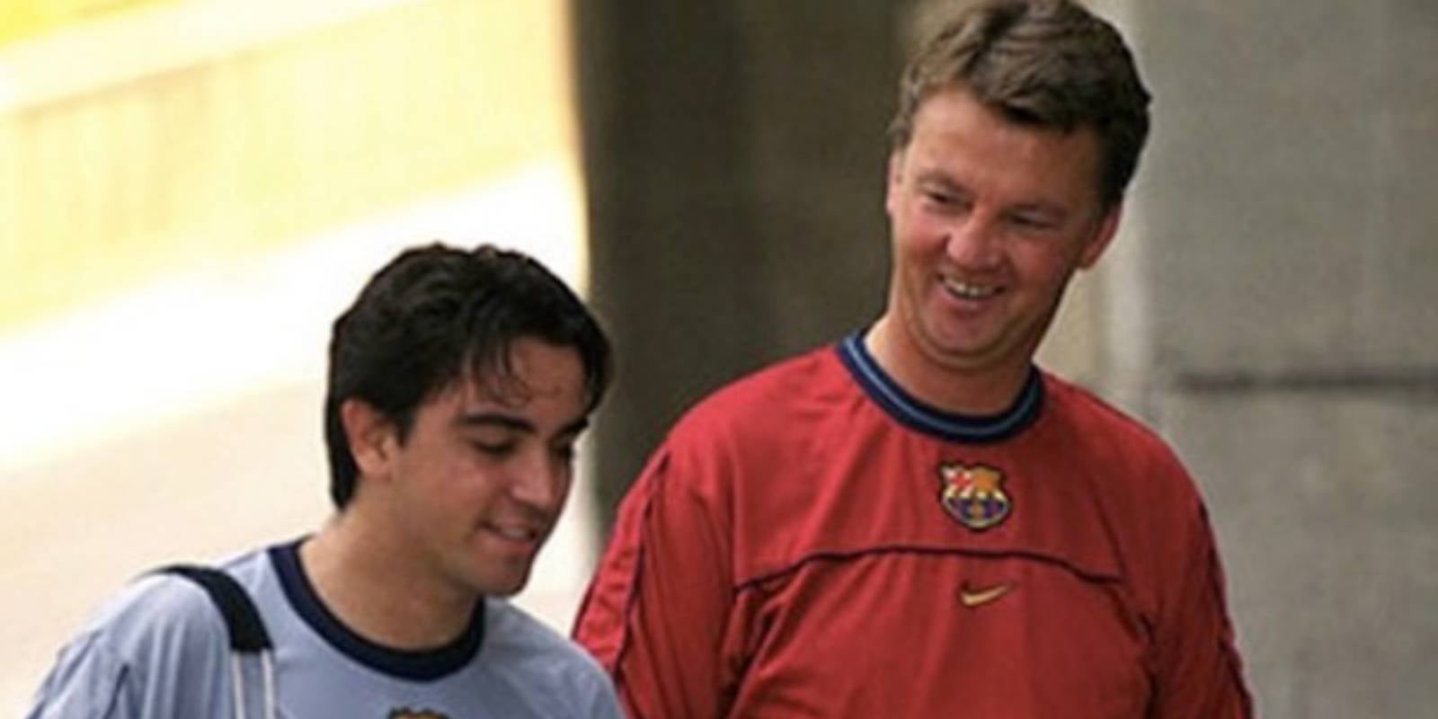 Xavi Hernández, actual tècnic del Barça, i Louis van Gaal, actual seleccionador dels Països Baixos, durant l'etapa del neerlandès al Barça | @xavi