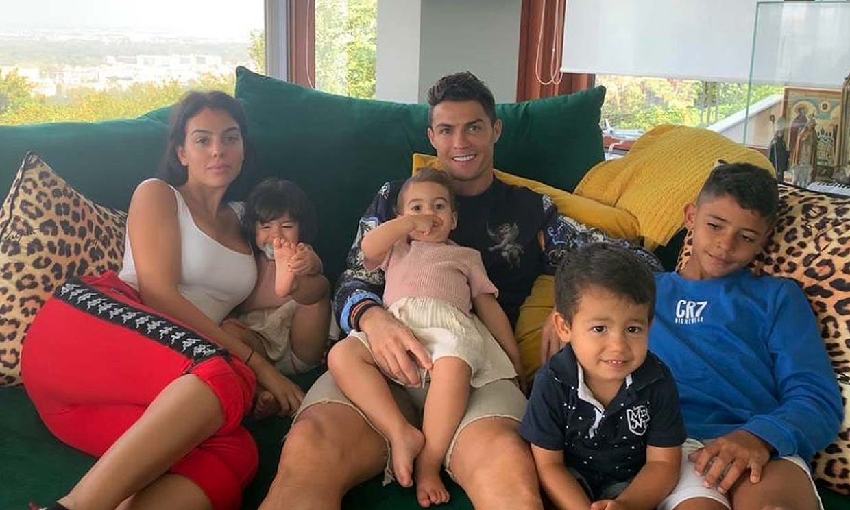 Cristiano Ronaldo, con cuatro de sus hijos y su mujer, Georgina Rodríguez | @cristiano