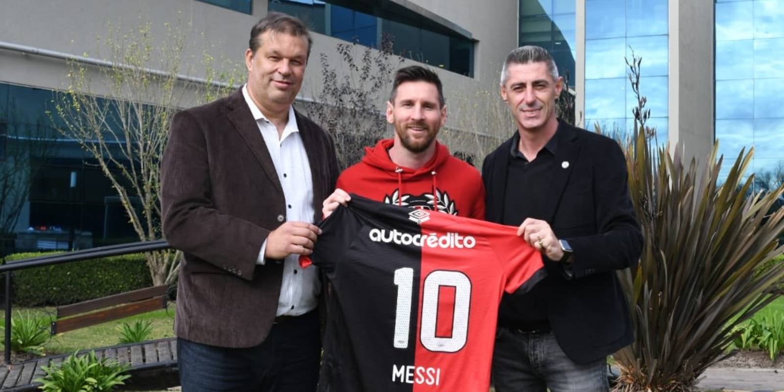 Juan José Concina, exsecretari de Newell's i Cristian D’Amico, exvicepresident de Newell's, donen a Leo Messi, futbolista del PSG, una samarreta de Newell's l'any 2019 | @Newells