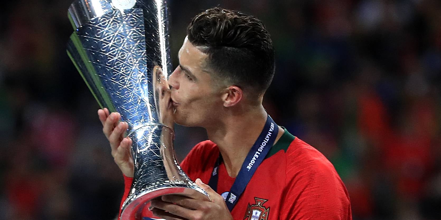 Cristiano Ronaldo, con el trofeo de la UEFA Nations League | Europa Press