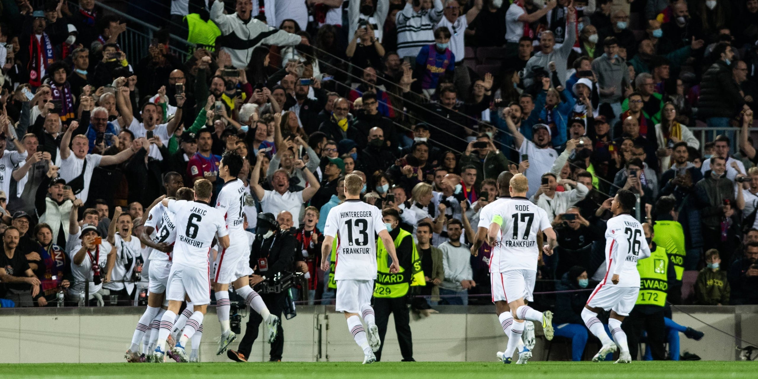 Els jugadors de l'Eintracht de Frankfurt celebren un gol al Camp Nou davant de la seva afició | Europa Press