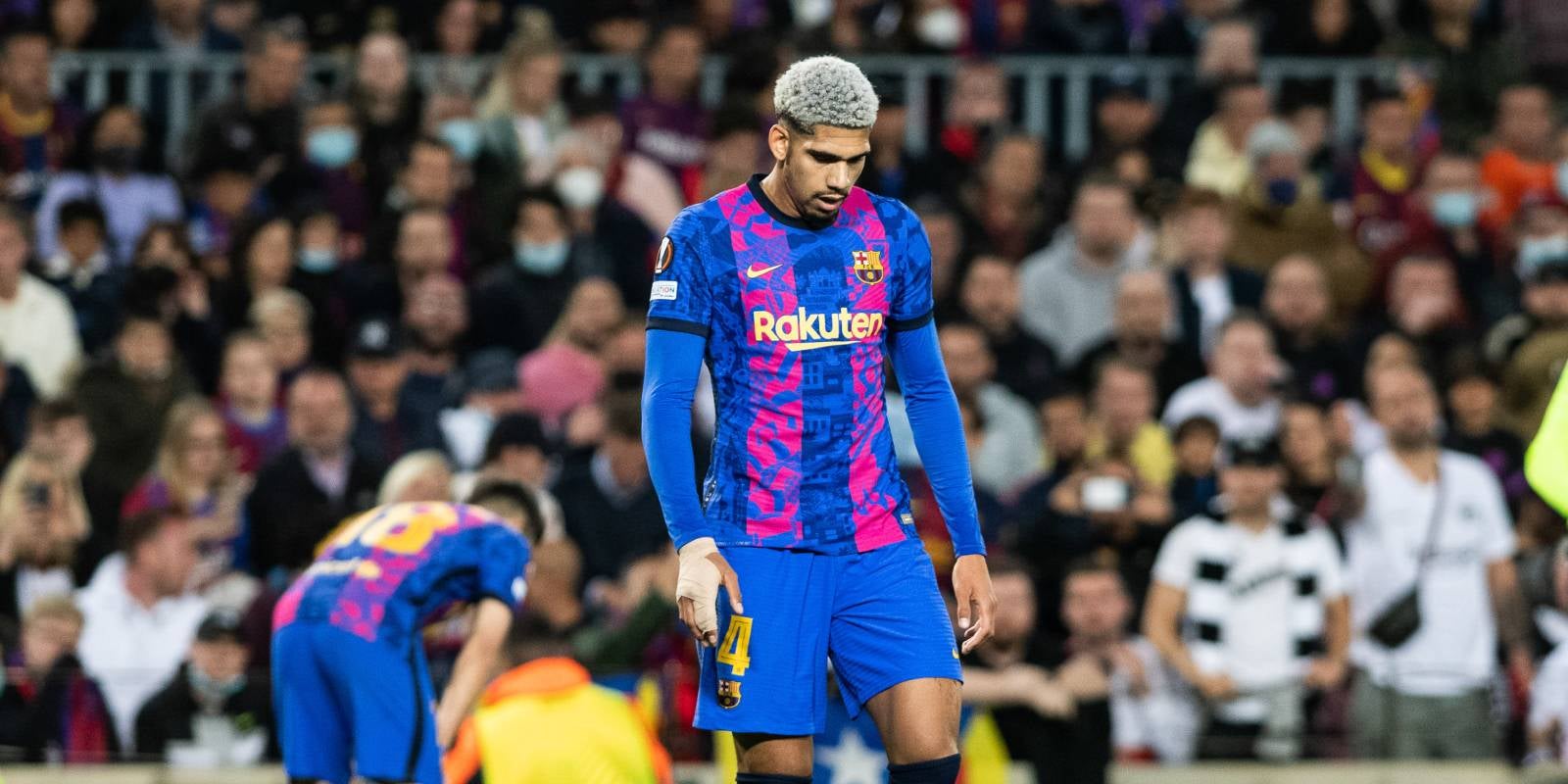 Ronald Araujo es lamenta durant el Barça-Frankfurt | Europa Press