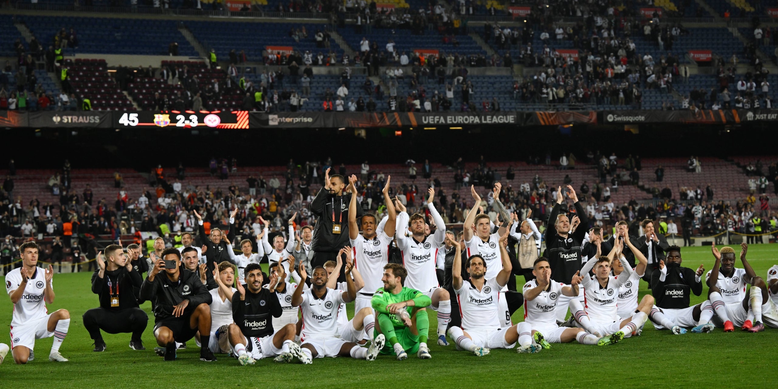 Los jugadores del Eintracht de Frankfurt celebran la victoria en el césped del Camp Nou en la Europa League del año 2022 | Europa Press