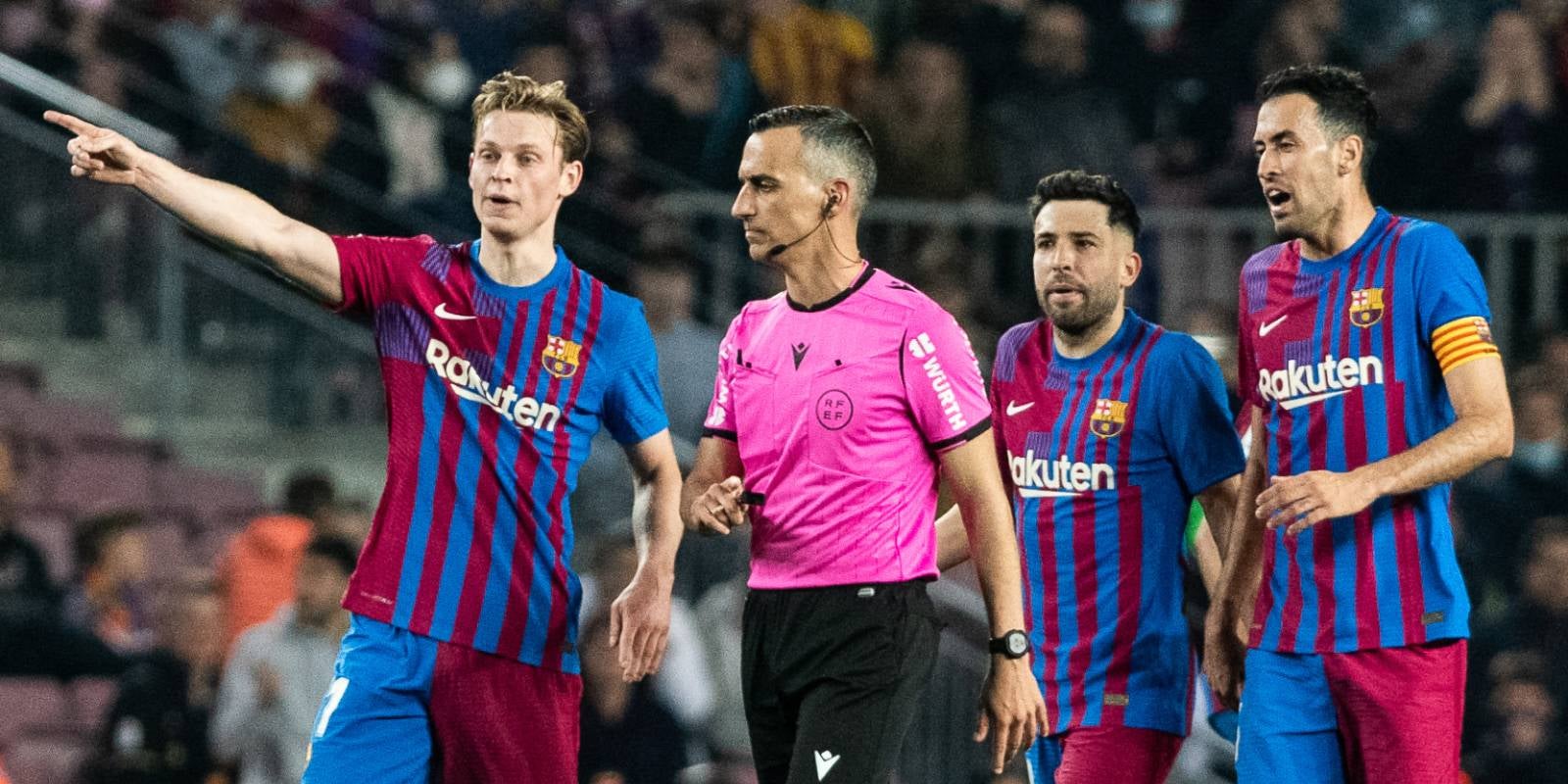 Els jugadors del Barça Frenkie de Jong, Jordi Alba i Sergio Busquets protesten a Jaime Latre, àrbitre de la Lliga | Europa Press