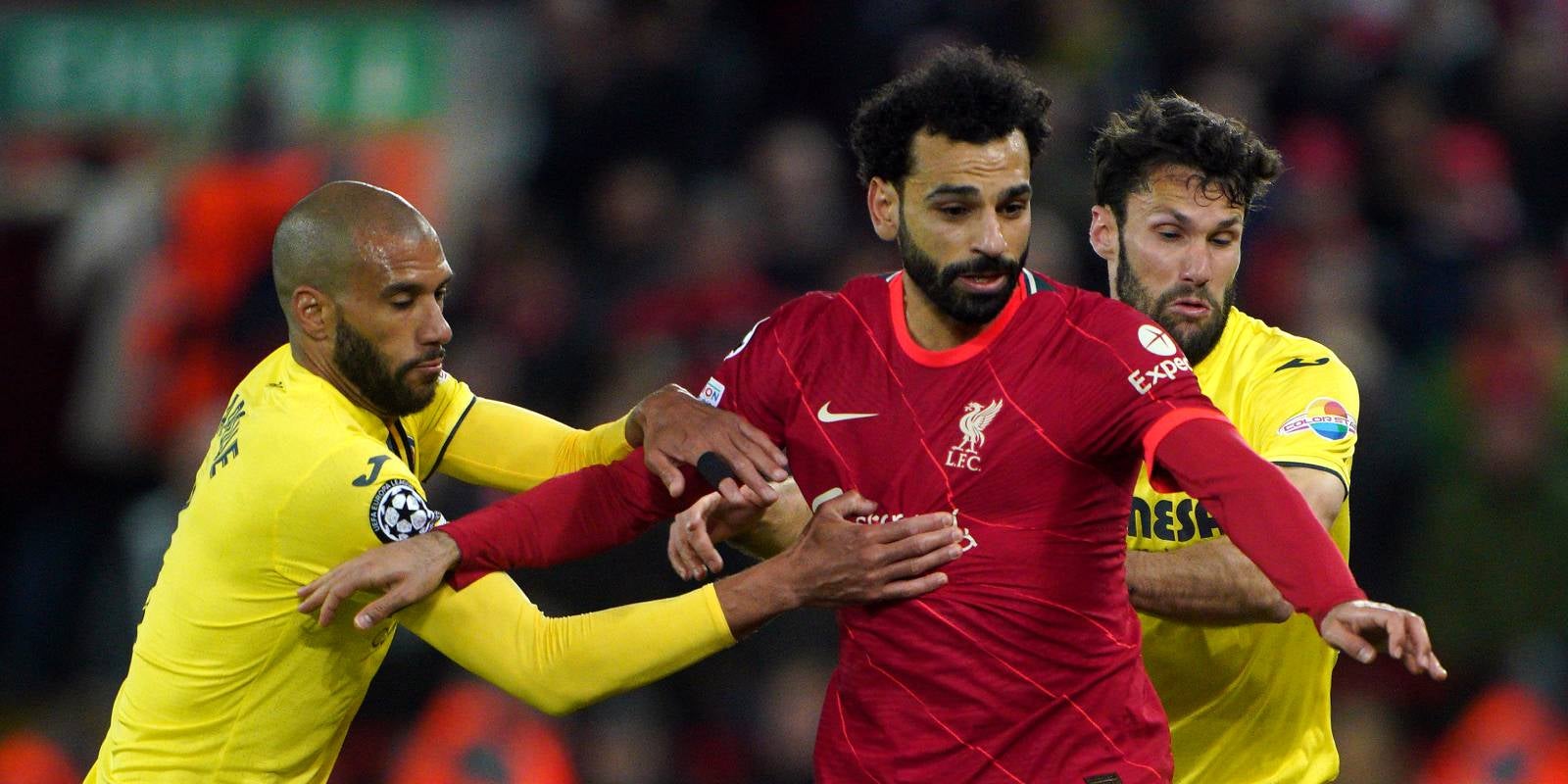 Étienne Capoué y Alfonso Pedraza intentan detener a Mohamed Salah, durante el Liverpool-Villarreal | Europa Press