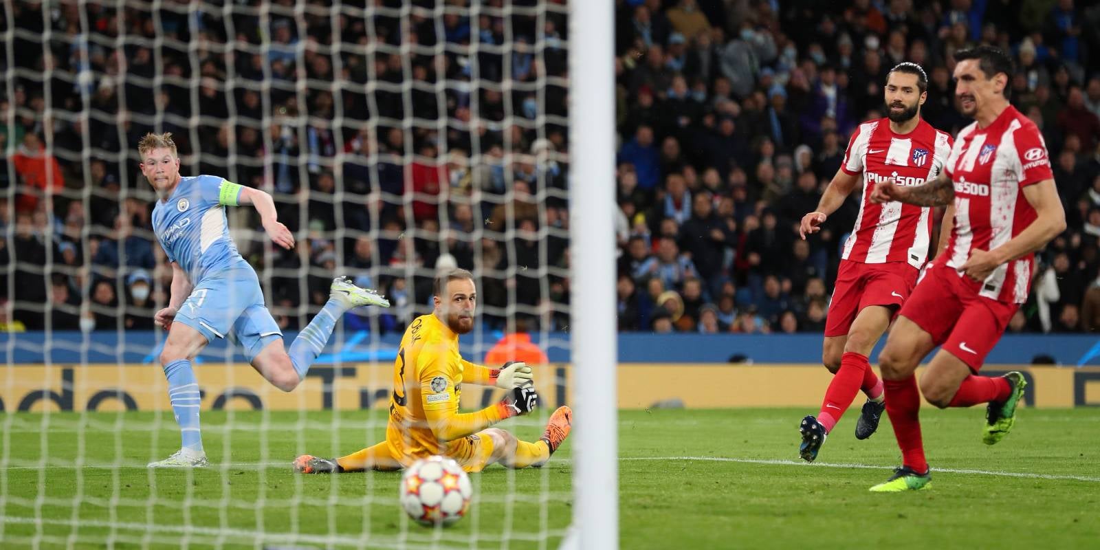 Kevin de Bruyne, futbolista del Manchester City, bat Jan Oblak, porter de l'Atlètic de Madrid | UEFA