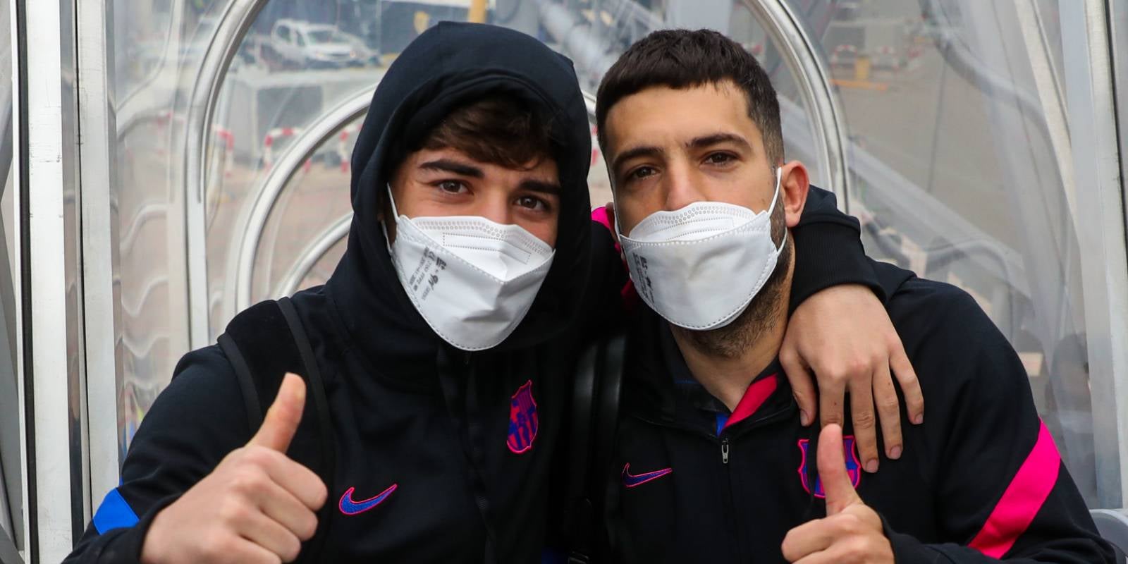 Nico González i Jordi Alba, jugadors del Barça, en l'avió cap a Frankfurt | FC Barcelona