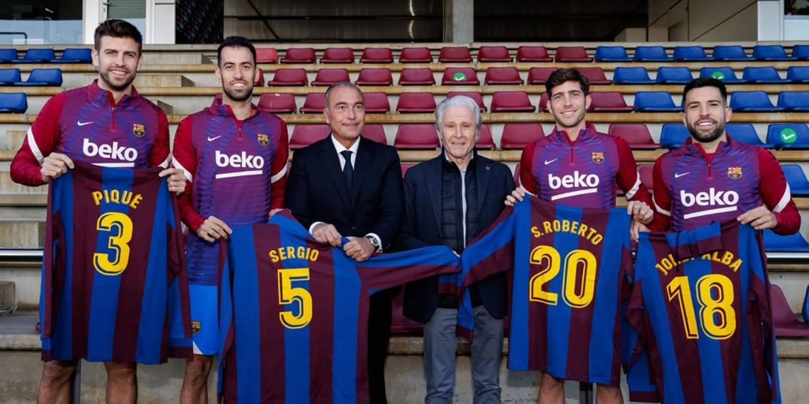 Els capitans del Barça, Gerard Piqué, Sergio Busquets, Sergi Roberto i Jordi Alba, acompanyats pel president de l'Agrupació de Jugadors, Ramon Alfonseda, i el vicepresident del Barça, Rafa Yuste | FC Barcelona