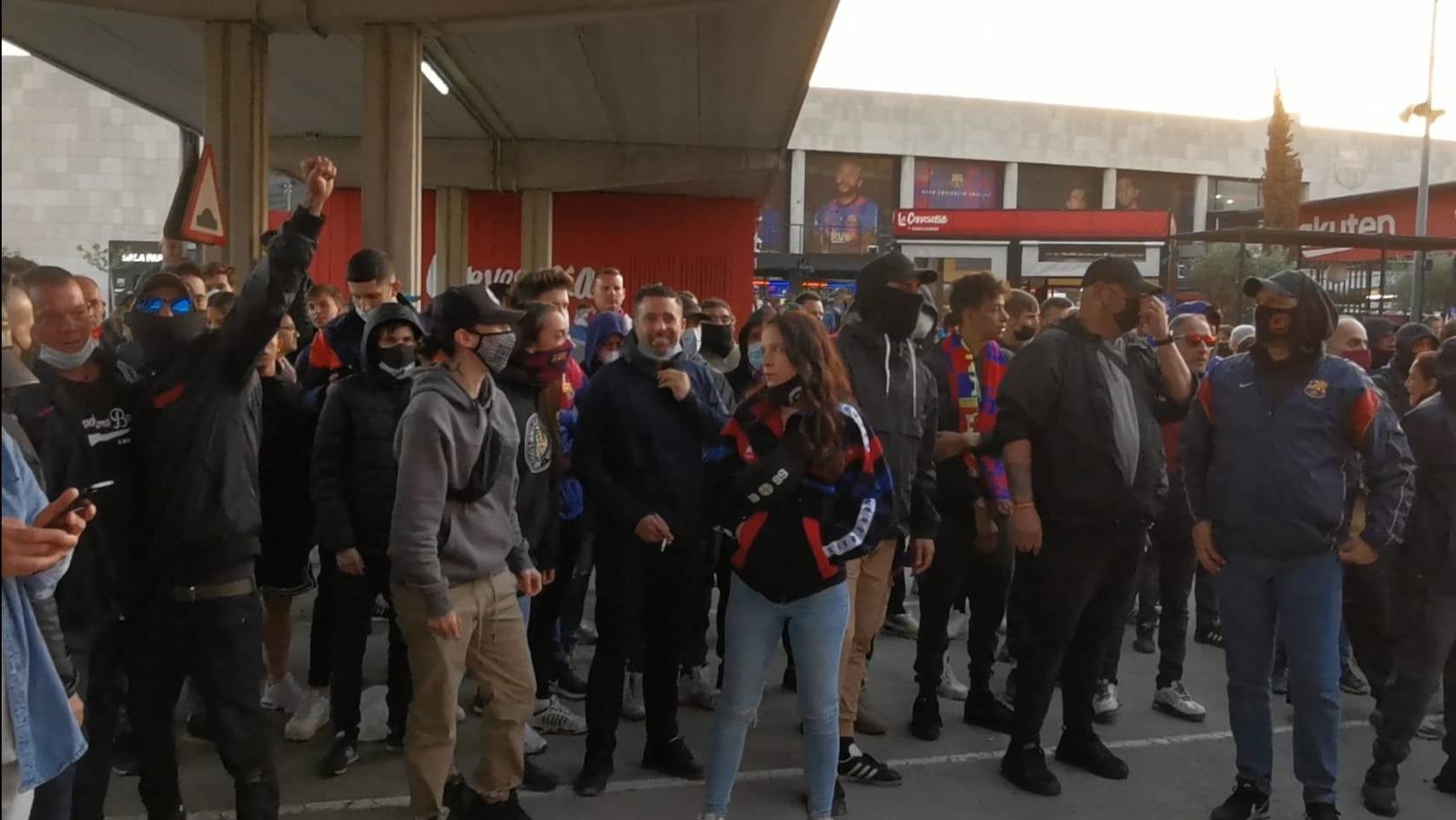 Aficionats del Barça demanen la dimissió de Laporta a l'esplanada del Camp Nou | JPA 