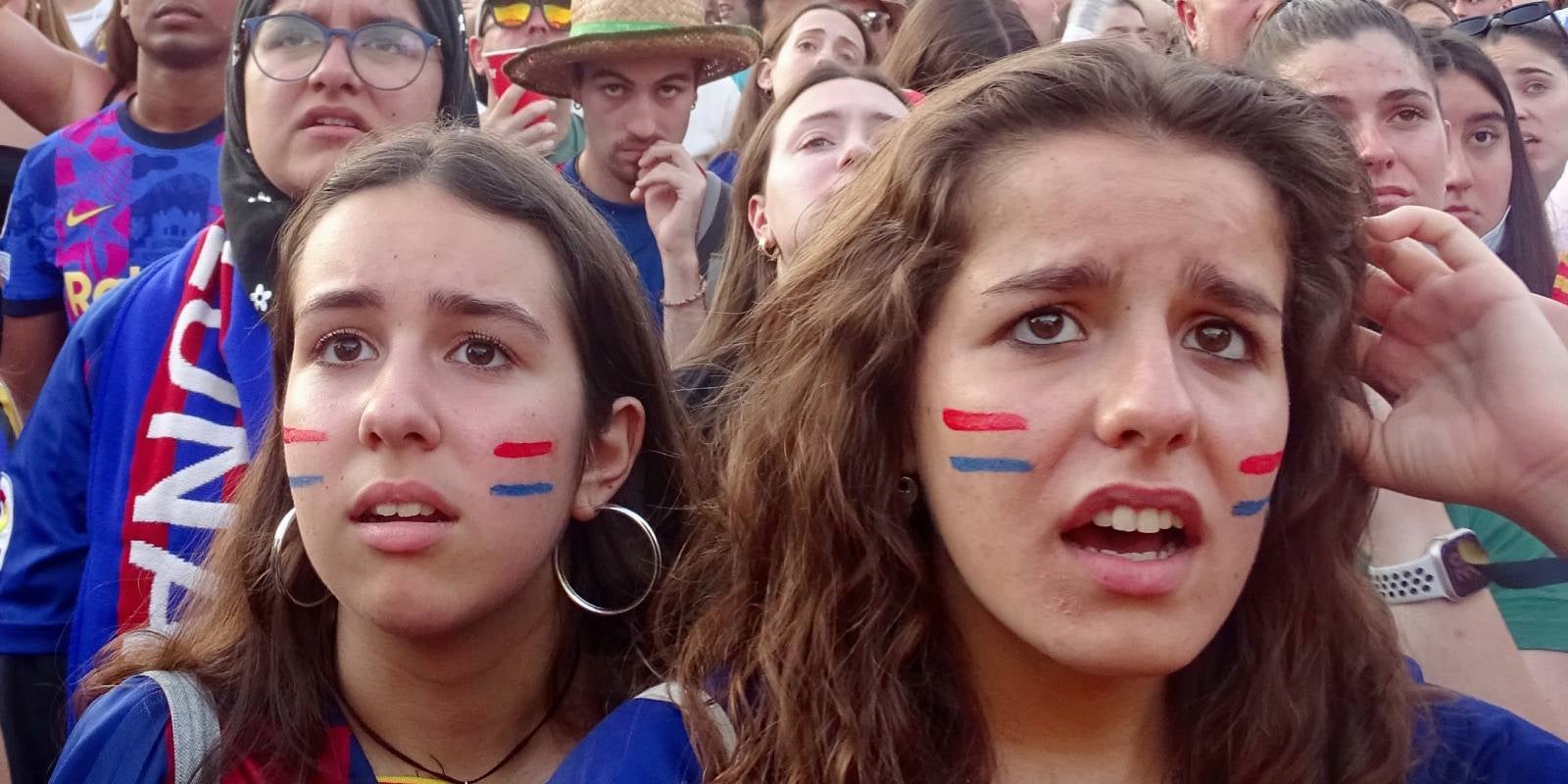 Aficionades del Barça pateixen amb la final de la Champions a Plaça Catalunya (Barcelona) | Gabriel Izcovich Bronstein