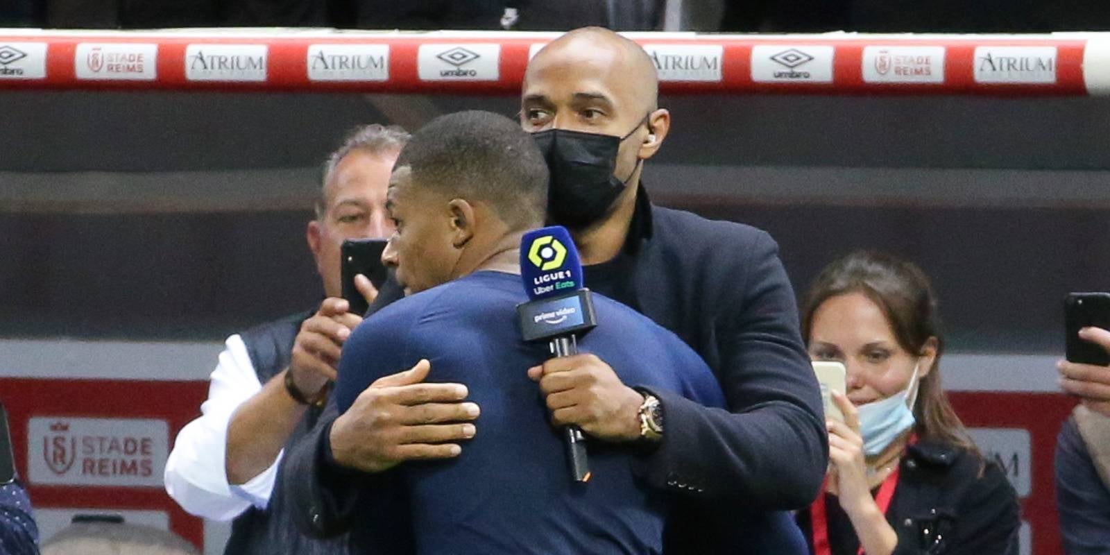 Thierry Henry, ex jugador de fútbol, abraza a Kylian Mbappé, jugador del PSG | Europa Press