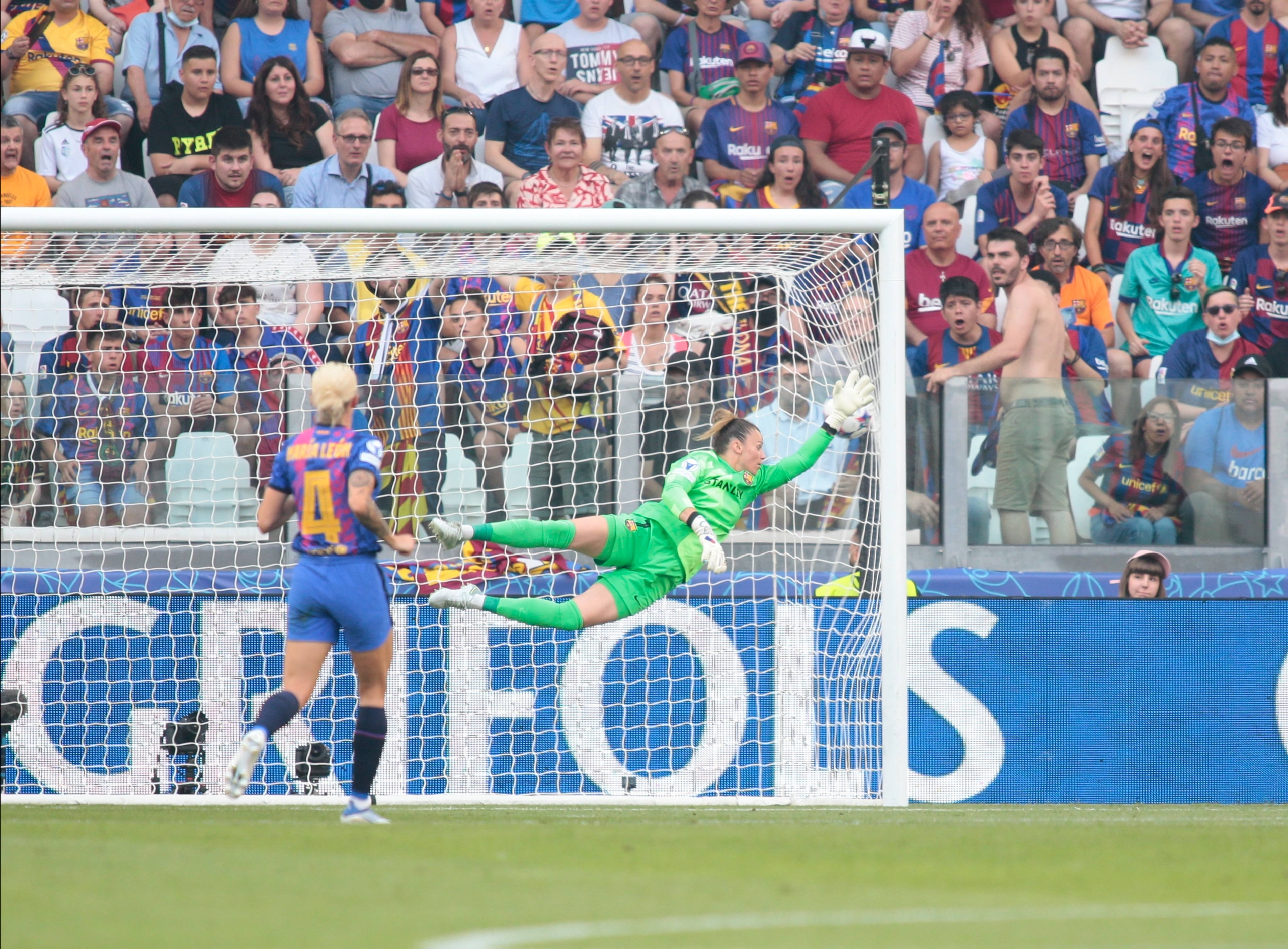 Sandra Paños encaixa el primer gol del Barça a la final de la Champions | Europa Press