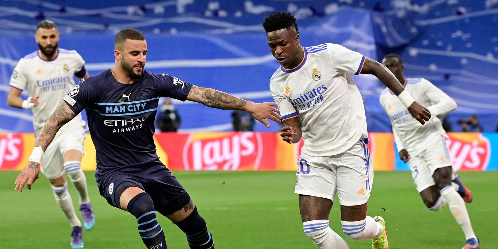 Vinicius encara Walker durant el Madrid-City | UEFA