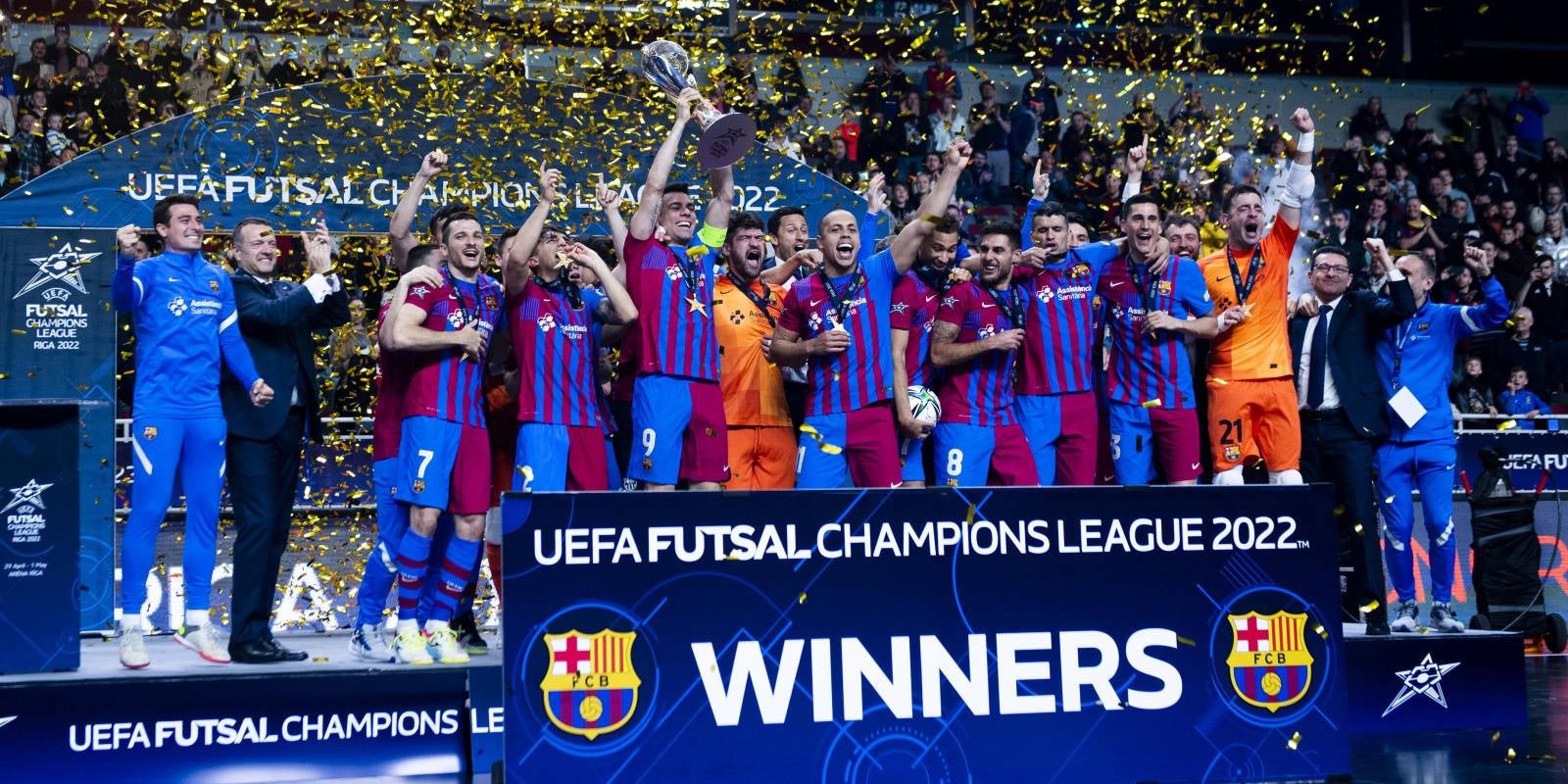 Sergio Lozano aixeca la quarta UEFA Futsal Champions League del Barça | FC Barcelona