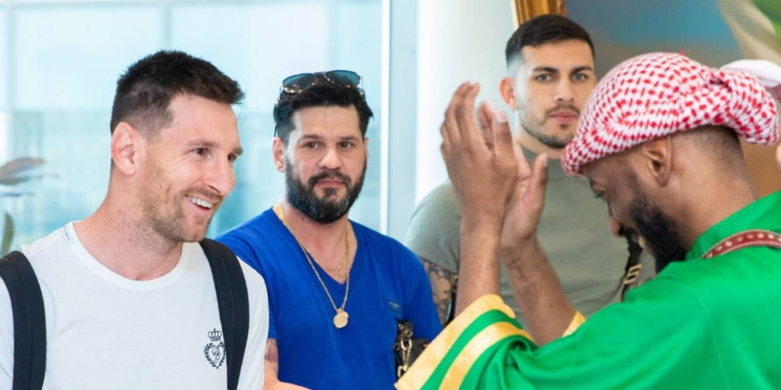 Leo Messi, jugador del PSG, en la seva arribada a l'Aràbia Saudita, acompanyat del seu company d'equip Leandro Paredes | @VisitSaudiNow