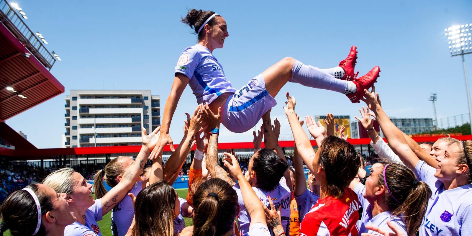 Melanie Serrano, jugadora del Barça, manteada por sus compañeras | FC Barcelona