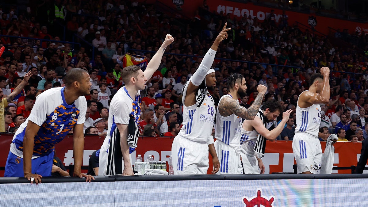 Els jugadors del Madrid celebren una cistella contra el Barça | @RMBaloncesto