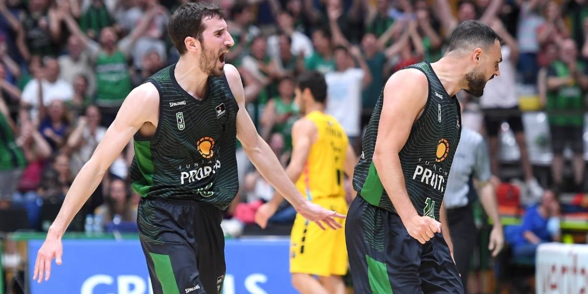 Els jugadors de la Penya celebren la victòria contra el Tenerife | Club Joventut de Badalona