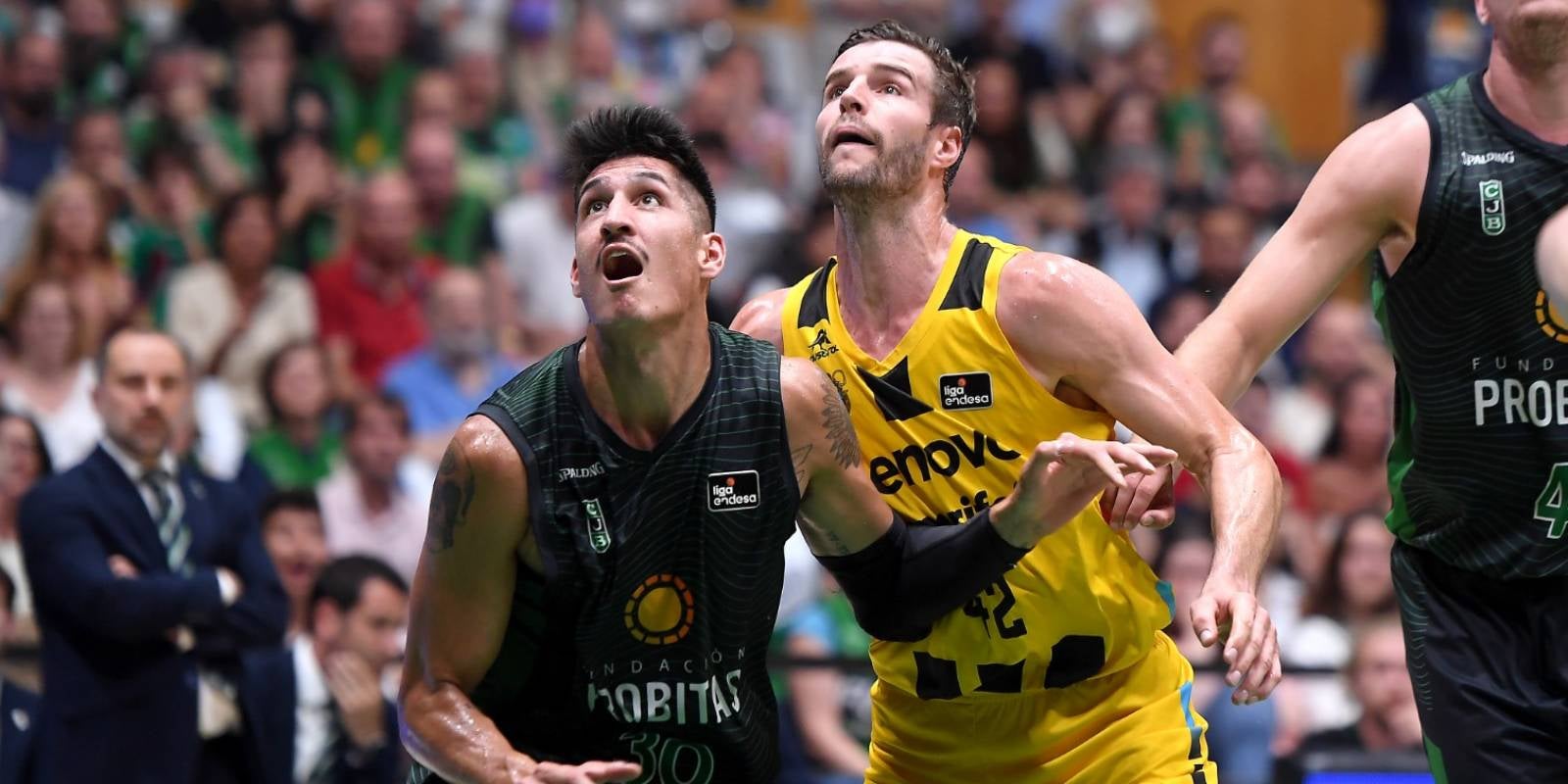 Derek Willis disputa una pelota | Joventut