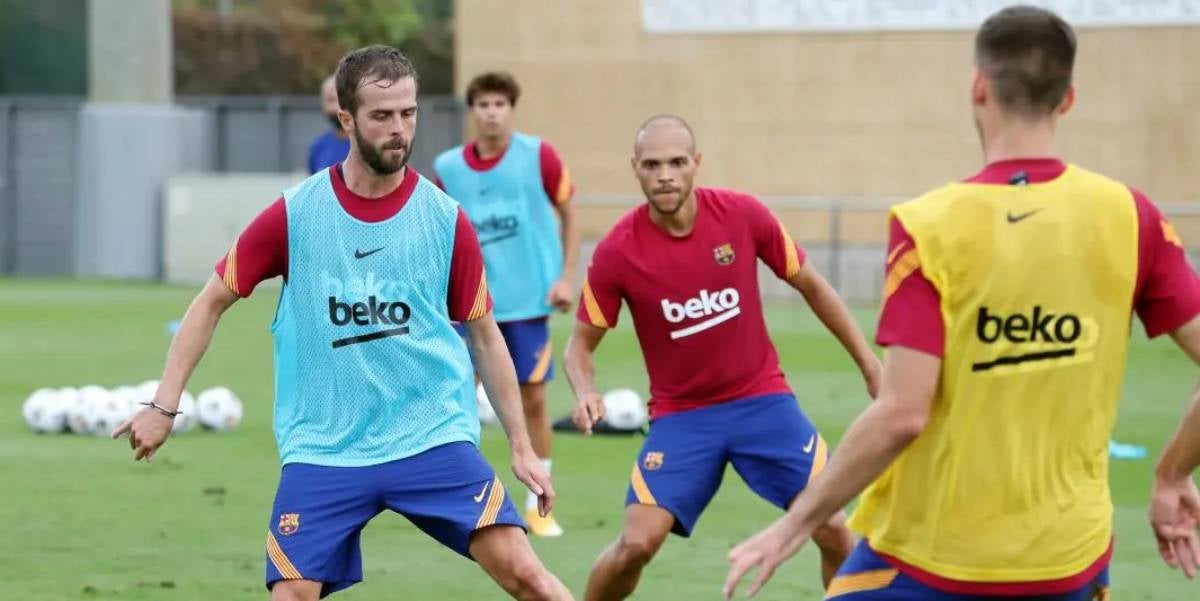 Miralem Pjanic i Martin Braithwaite, durant un entrenament | FC Barcelona