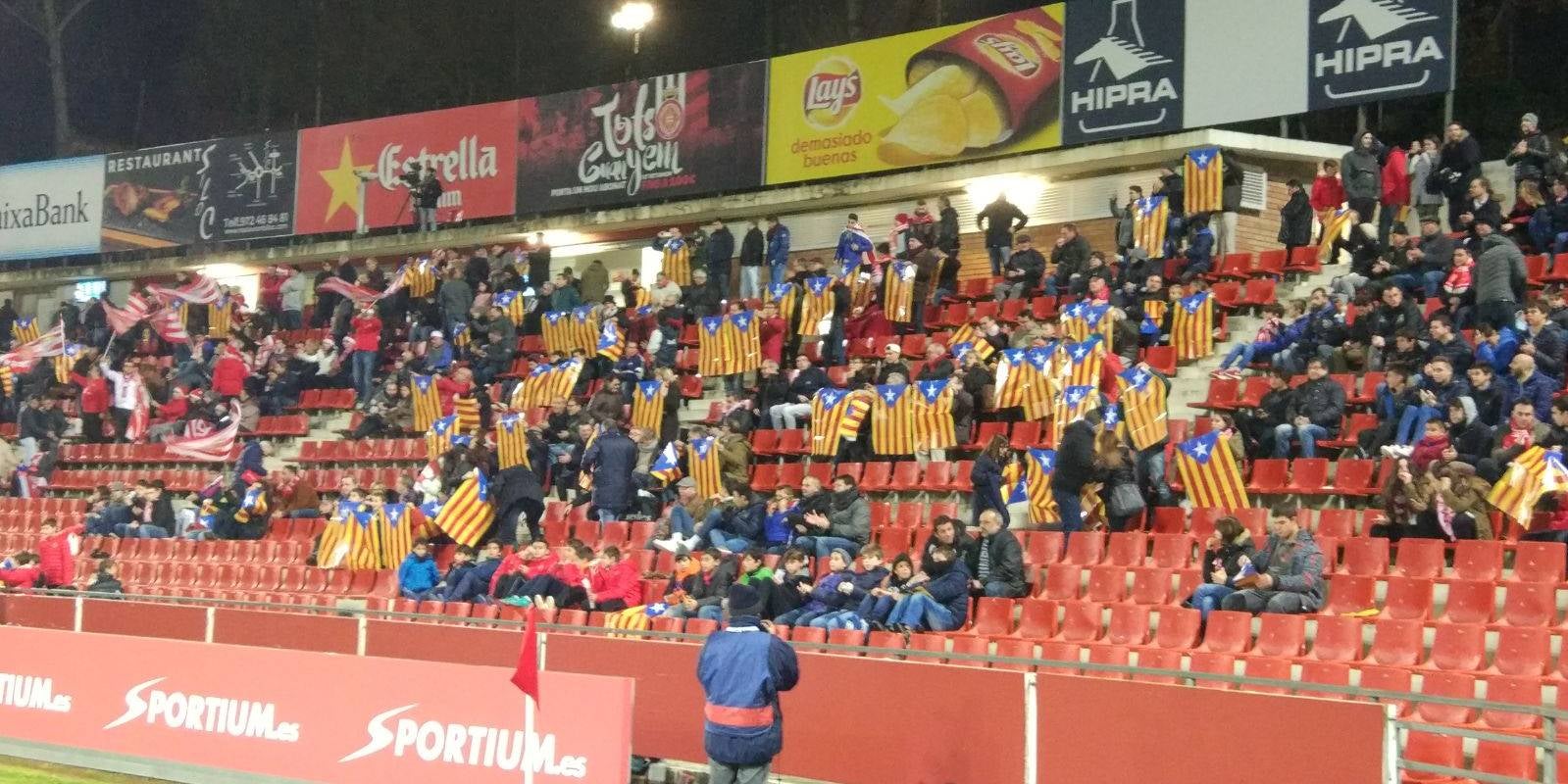 La graderia de Montilivi, plena d'estelades | @SeleccionsCAT