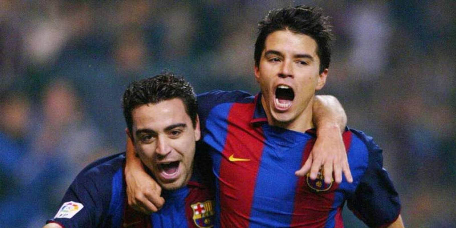 Xavi Hernández, actual entrenador del primer equipo masculino del Fútbol Club Barcelona, celebra un gol con Javier Saviola, nuevo segundo entrenador del Juvenil A azulgrana, en la temporada 2003/2004 | @SaviolaJavierOk