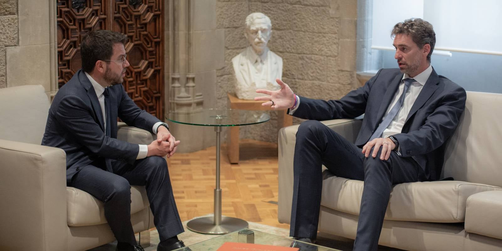 Pere Aragonès, presidente de la Generalitat de Cataluña, y Pau Gasol, exbasquetbolista | Europa Press