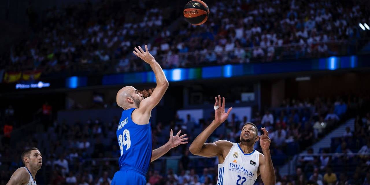 Nick Calathes i Walter Tavares, jugant el quart partit de la final de l'ACB | FC Barcelona Bàsquet