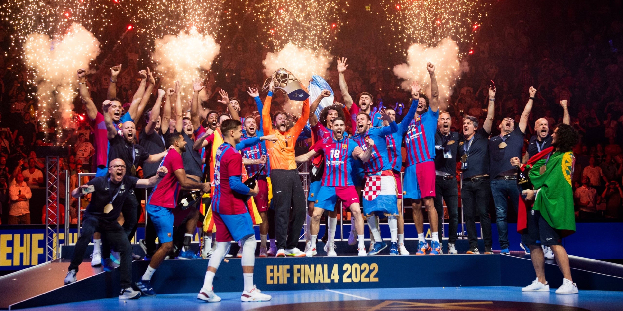 El Barça d'handbol celebrant l'onzena Champions League | Barça handbol